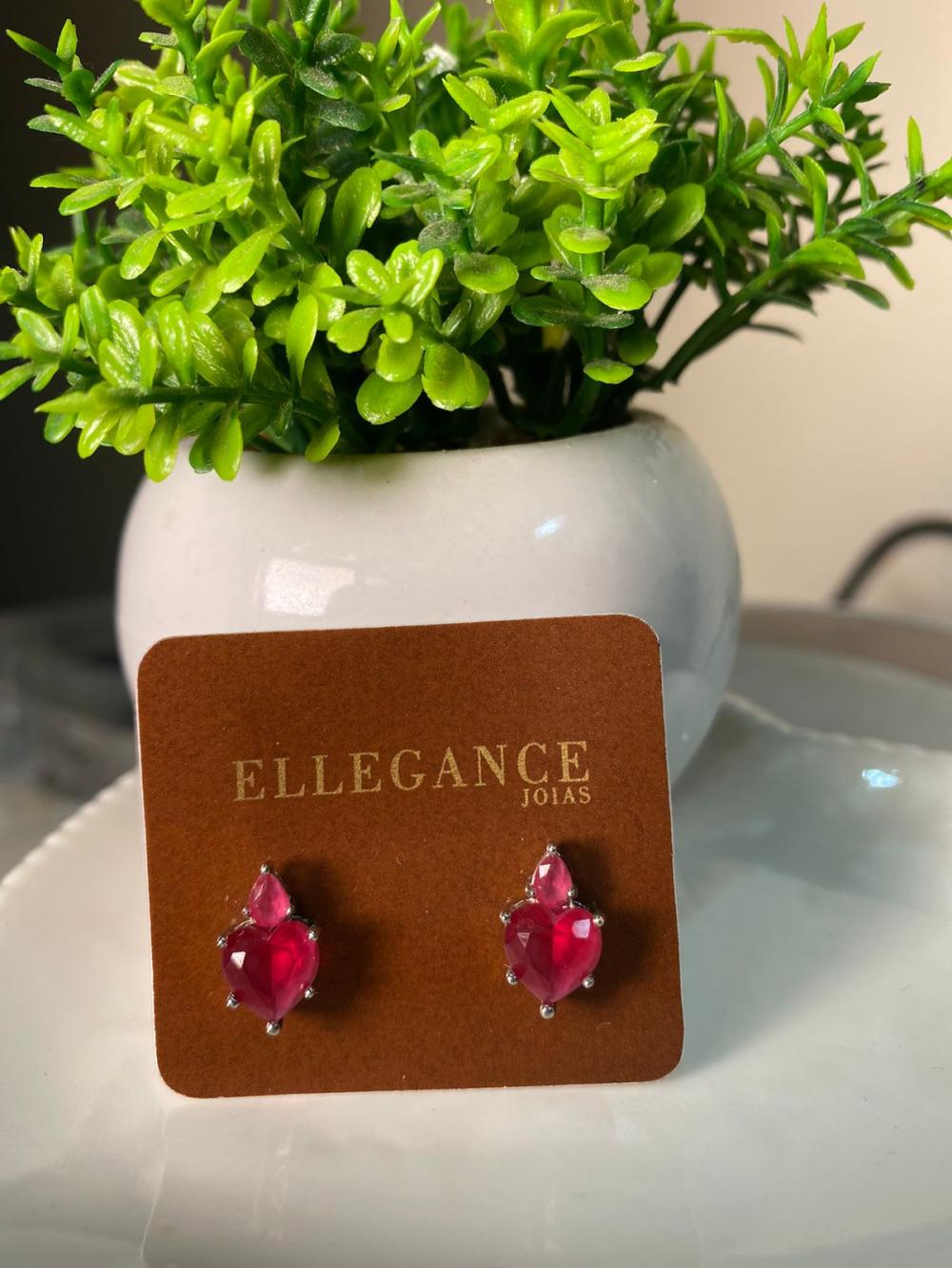 Brinco coração com uma gota rosa