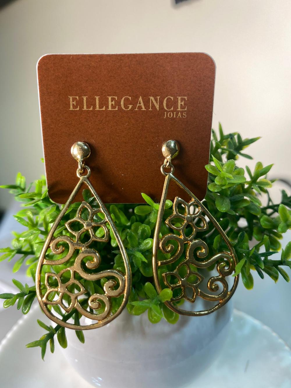 Brinco longo oval flores vazado