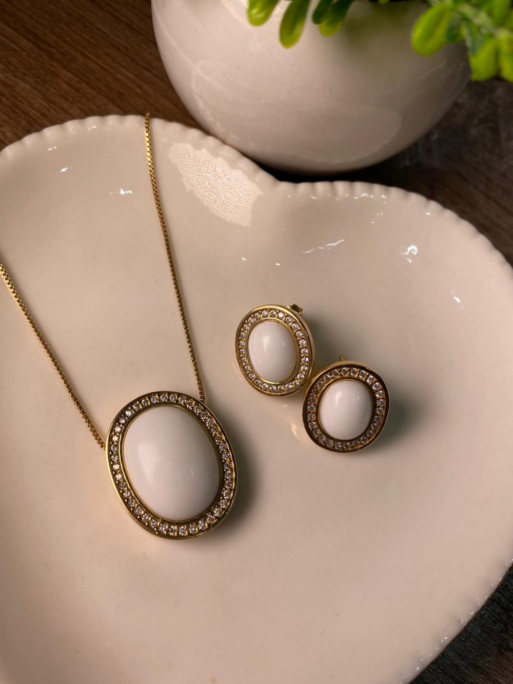 Conjunto brinco colar pedra branca cravejado na volta