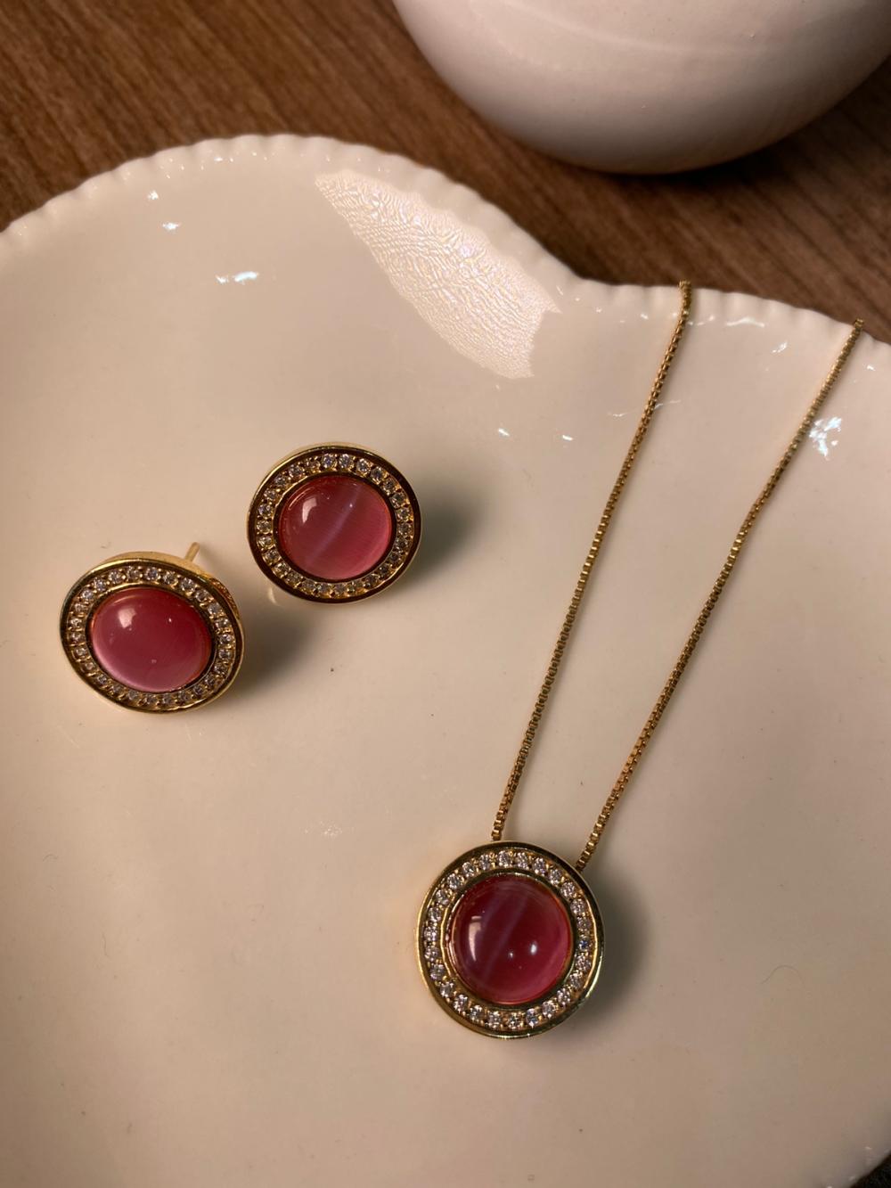Conjunto brinco colar redondo rosa cravejado na volta