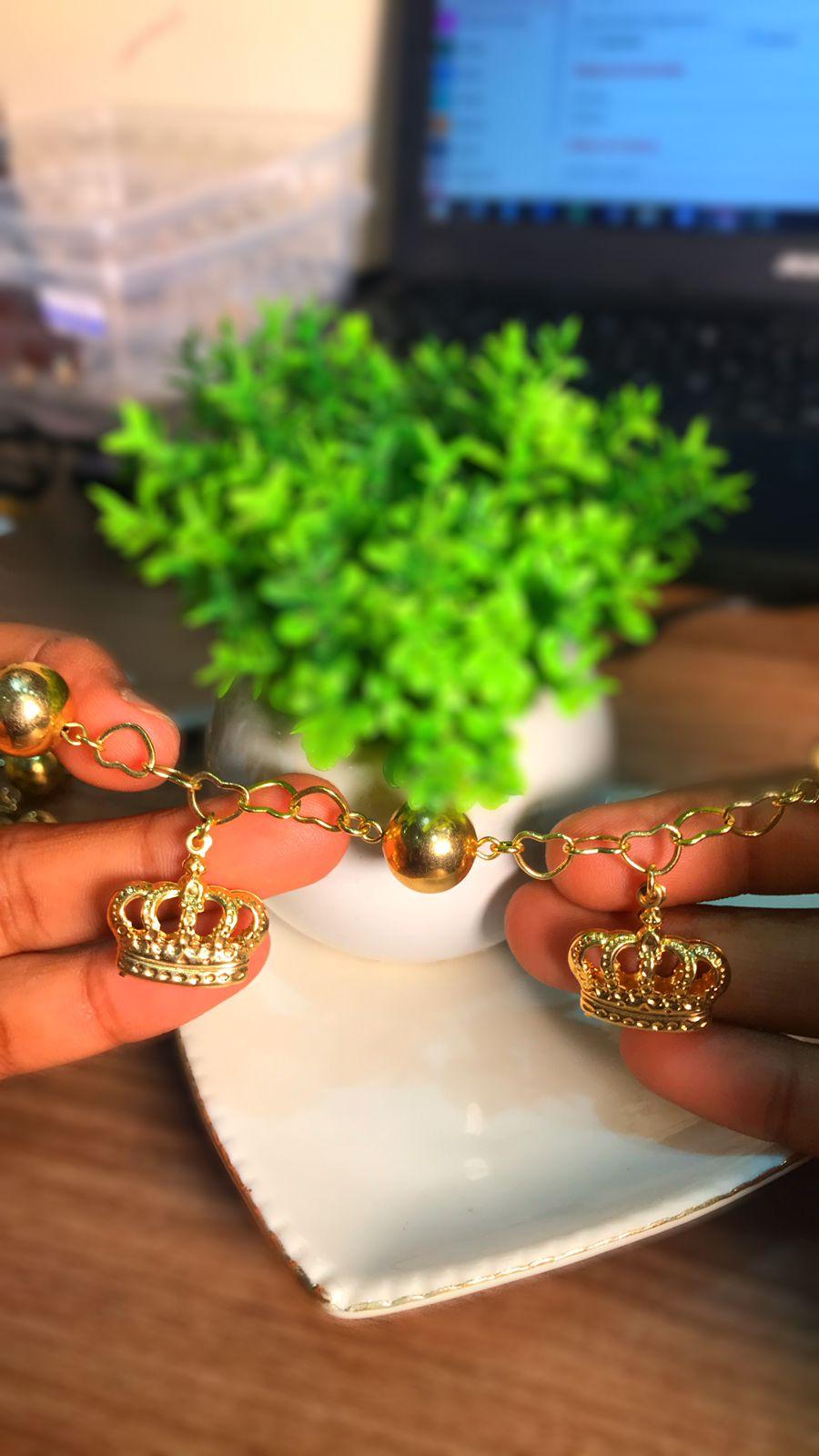 pulseira coração  com três bola e 2 coroas