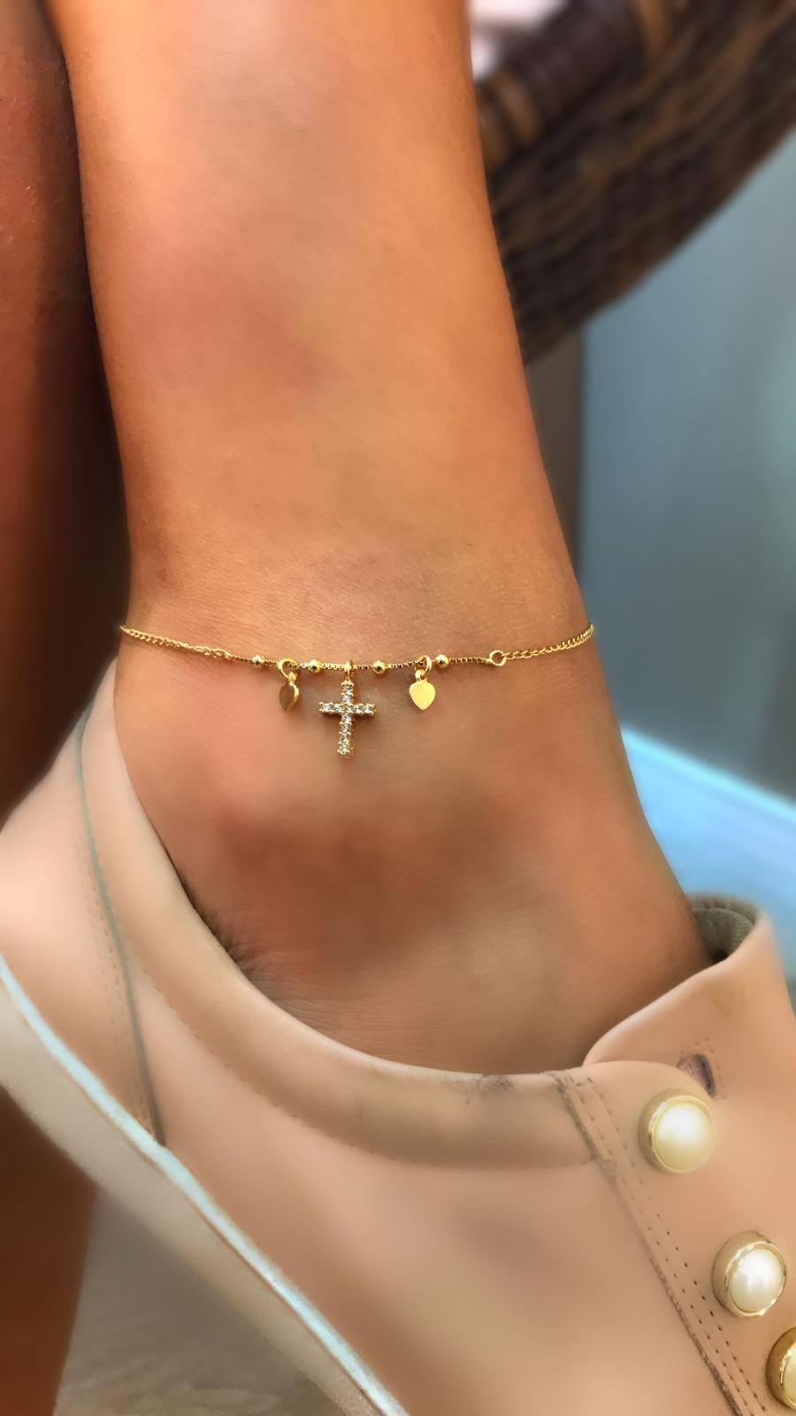 tornozeleira cruz com coraçõezinhos cristal
