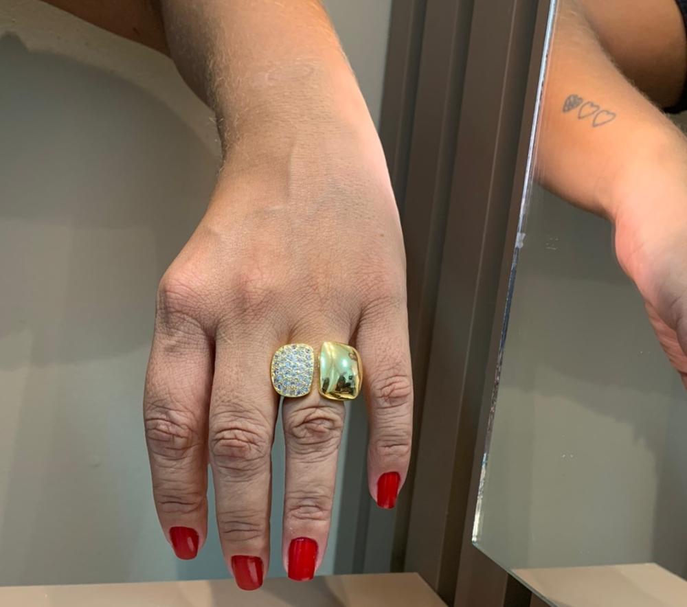 anel dois lado um liso e o outro  cravejado