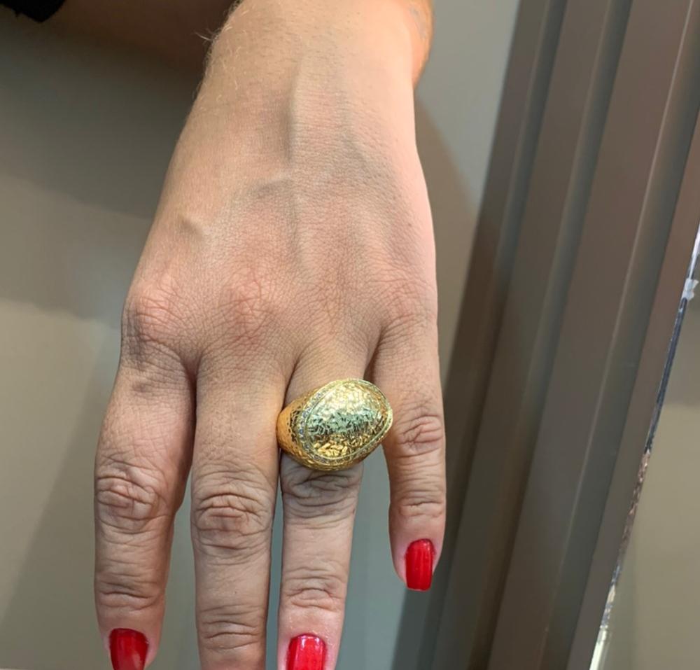anel redondo formato ovo dourado