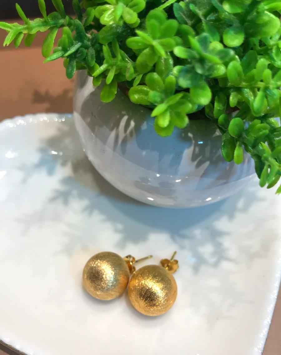 brinco bola dourada pequna
