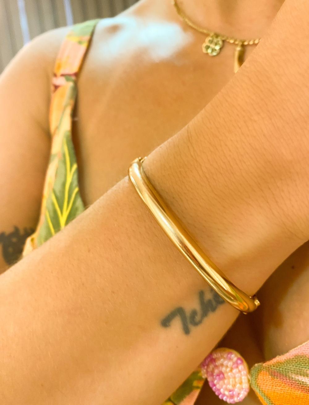 bracelete liso grosso com correntinha