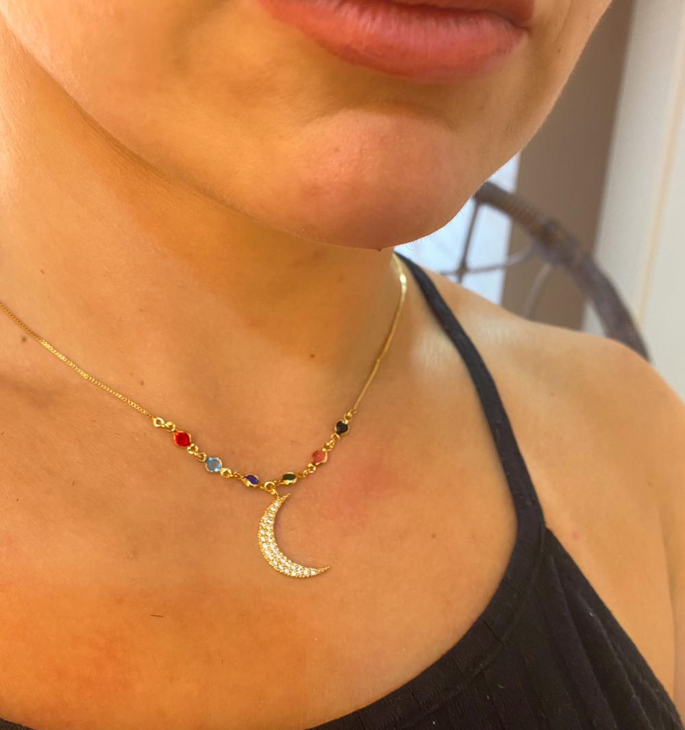 colar lua cravejada com pontos de luz coloridos