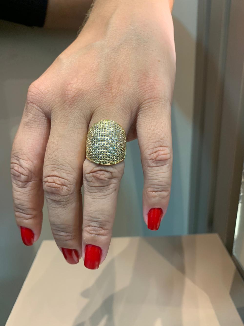 anel dourado cravejado