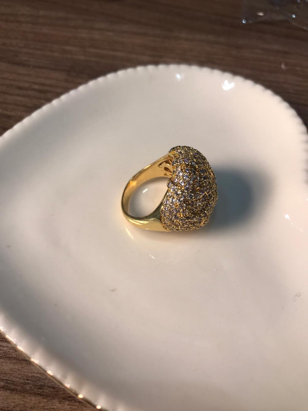 anel dourado cravejado detalhe linha com pontos de luz