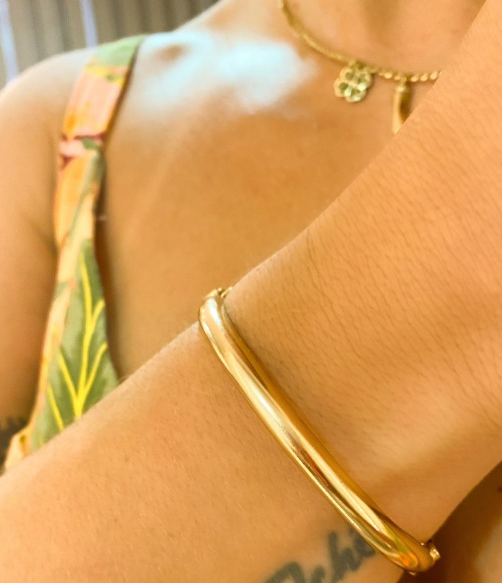 bracelete liso grosso com correntinha