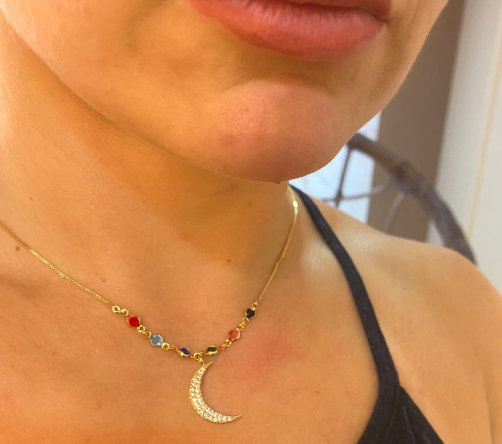 colar lua cravejada com pontos de luz coloridos