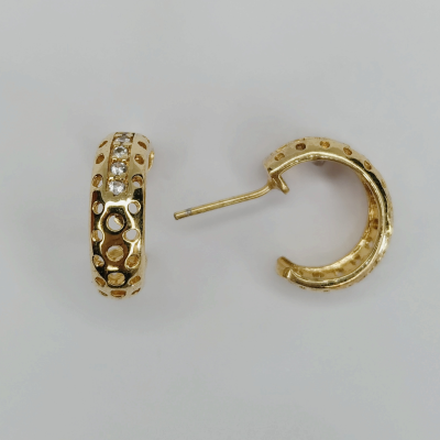 Brinco meia argolinha com detalhes de flores cristal