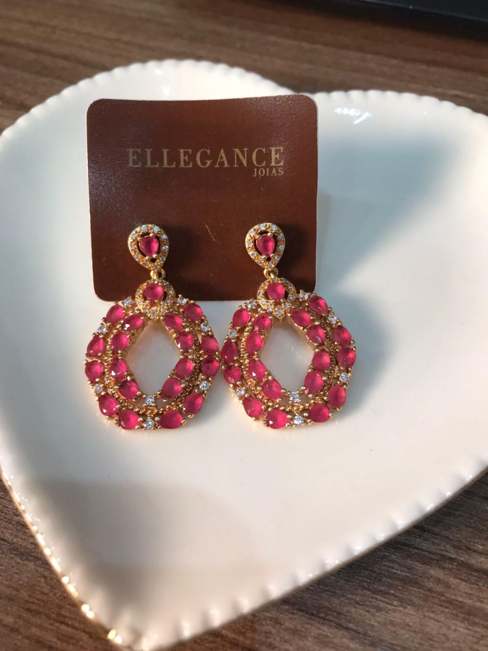 Brinco longo cravejado rosa