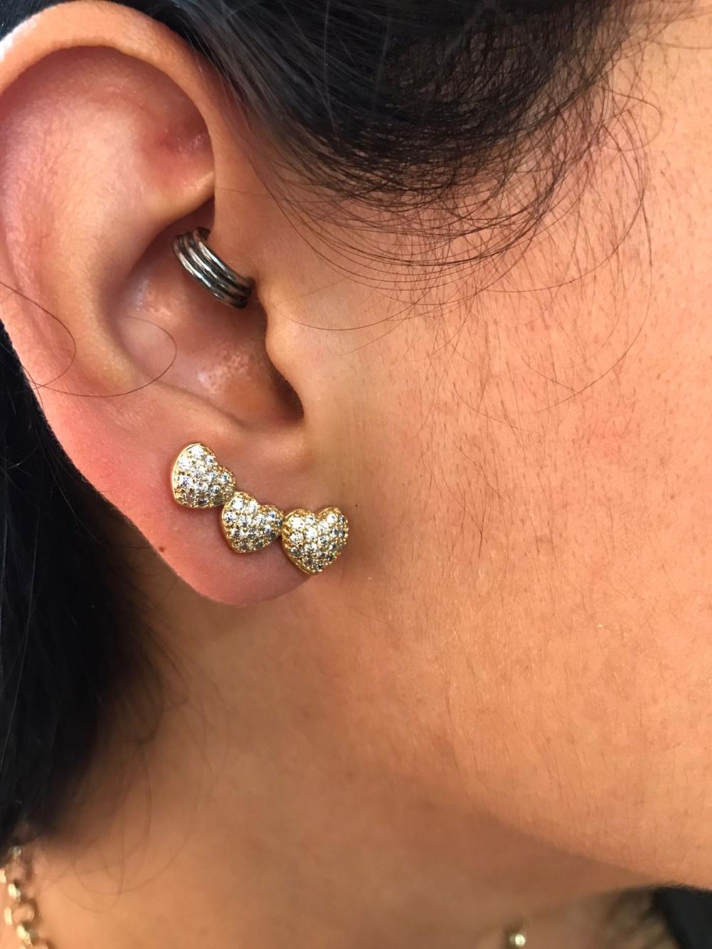 Brinco triplo coração cravejado