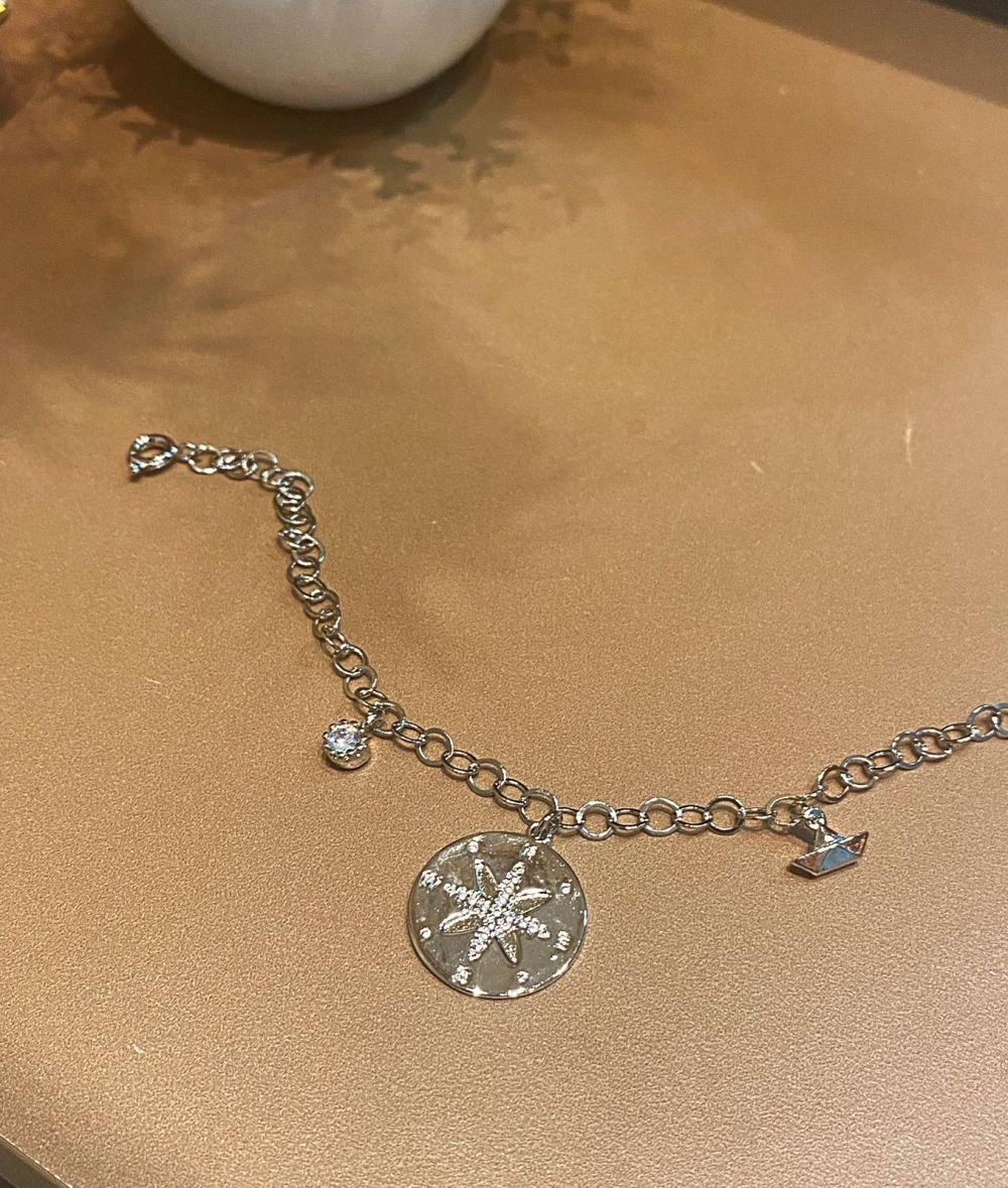 pulseira bússola, ponto de luz e barco