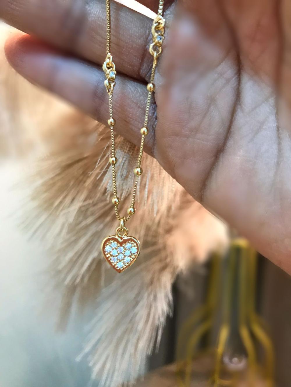 pulseira com bolinhas e coração com ponto de luz