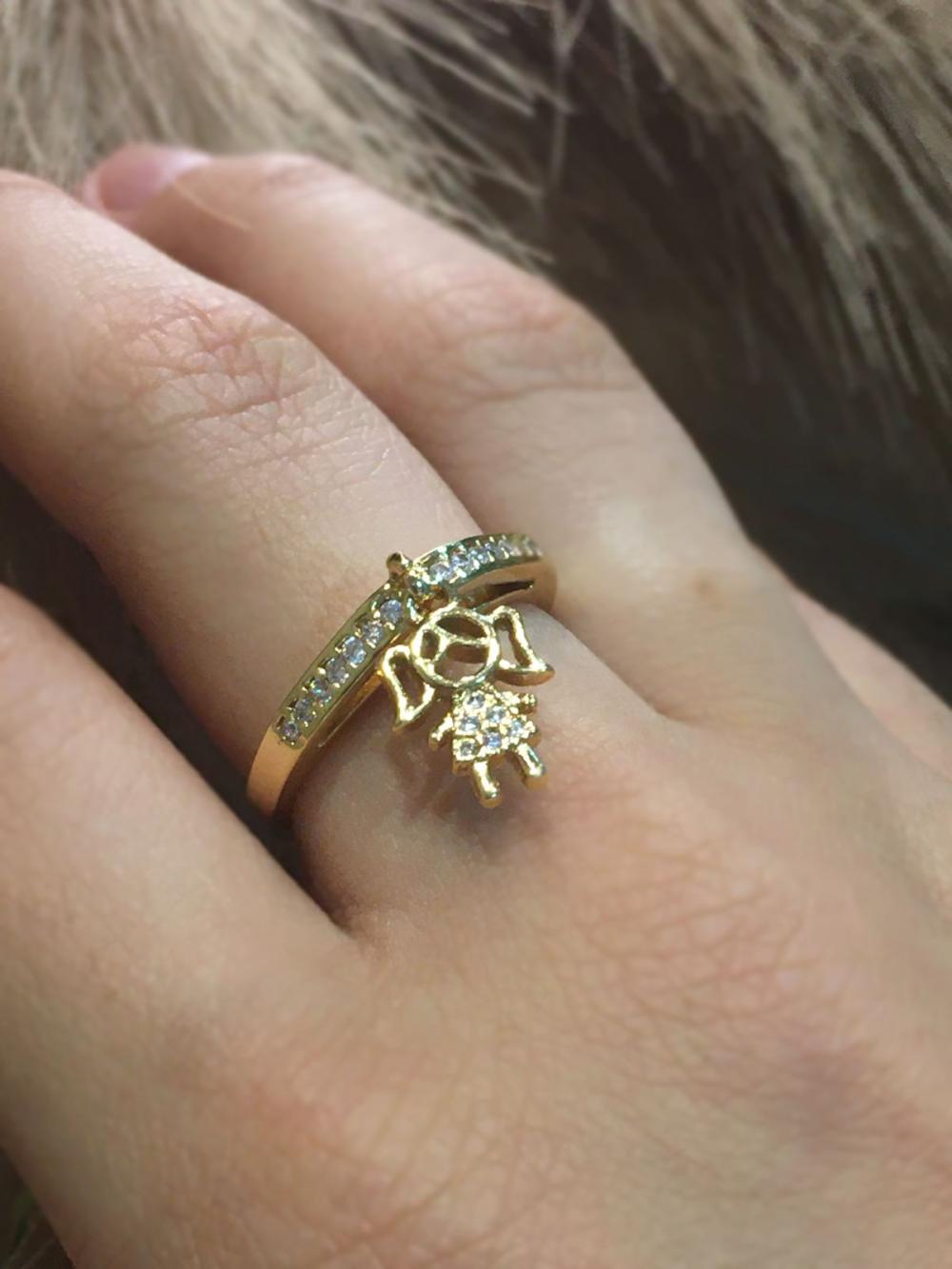 Anel meia aliança com pingente menina cristal
