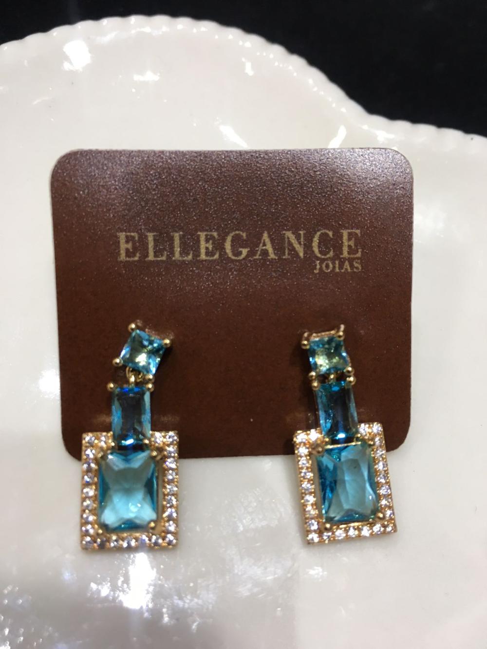 brinco pequeno quadrado azul, com detalhes