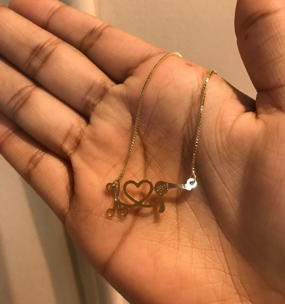 colar cabeleira, tesoura e secador