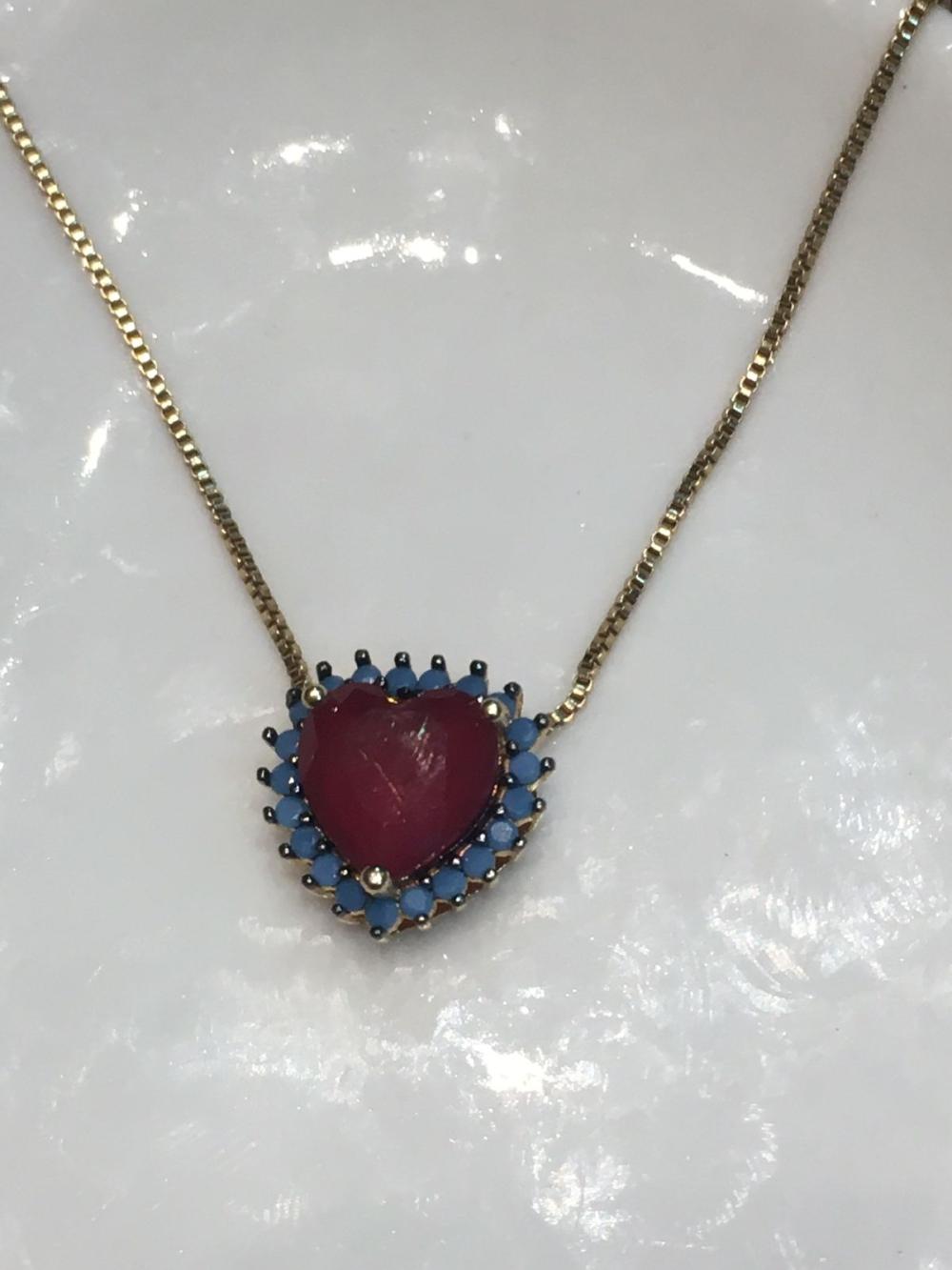 colar coração cristal vermelho com detalhes azul