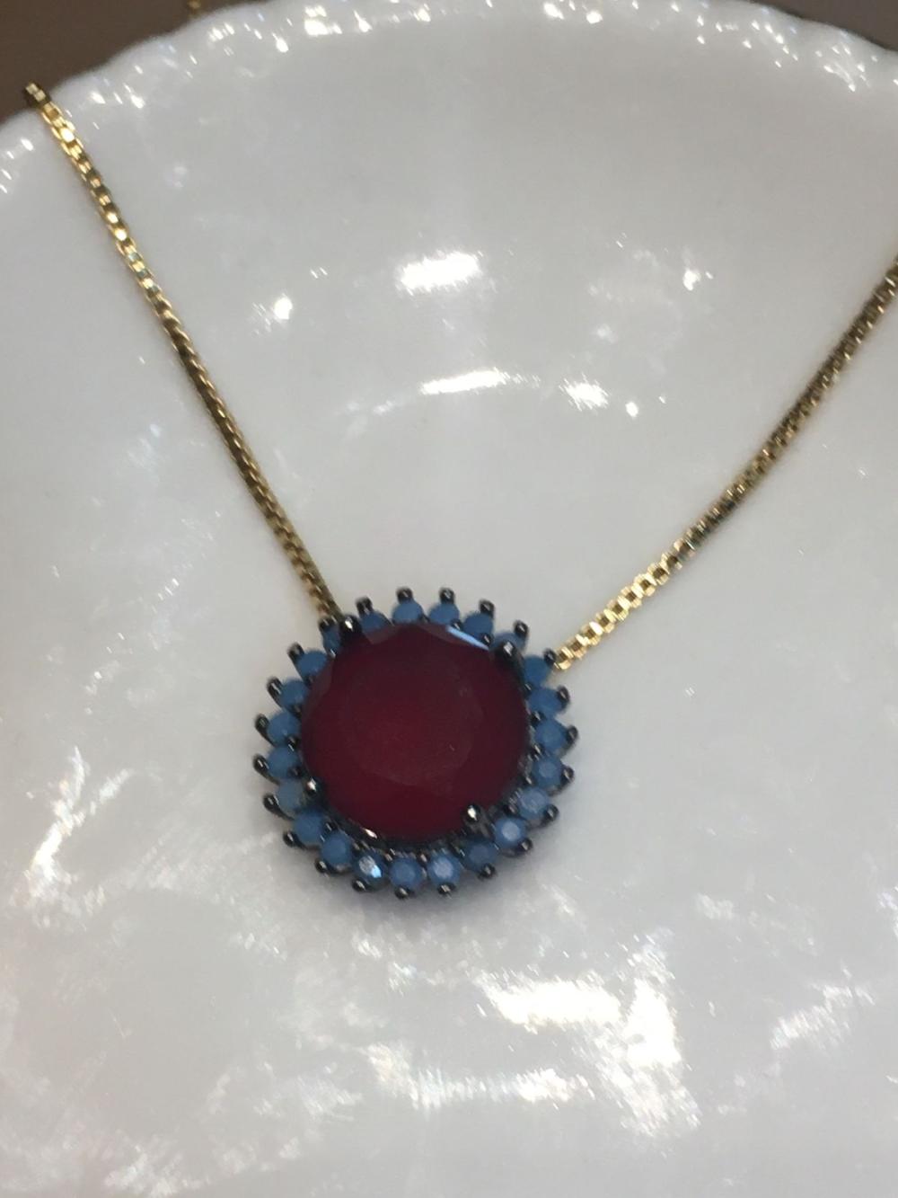 colar cristal redondo vermelho com detalhes azuis
