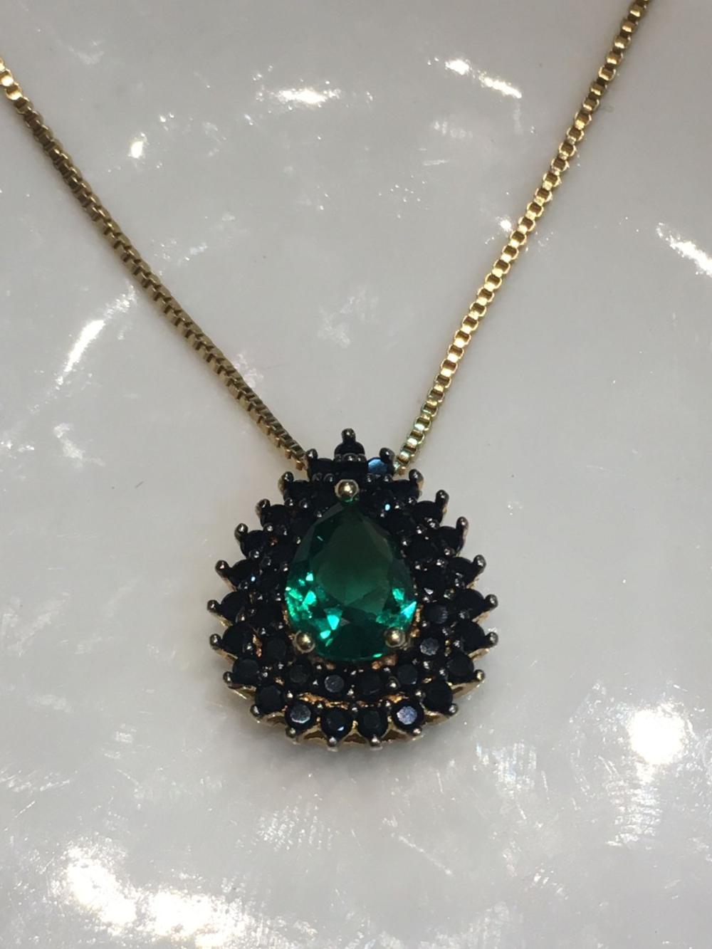 colar cristal verde com detalhes em preto