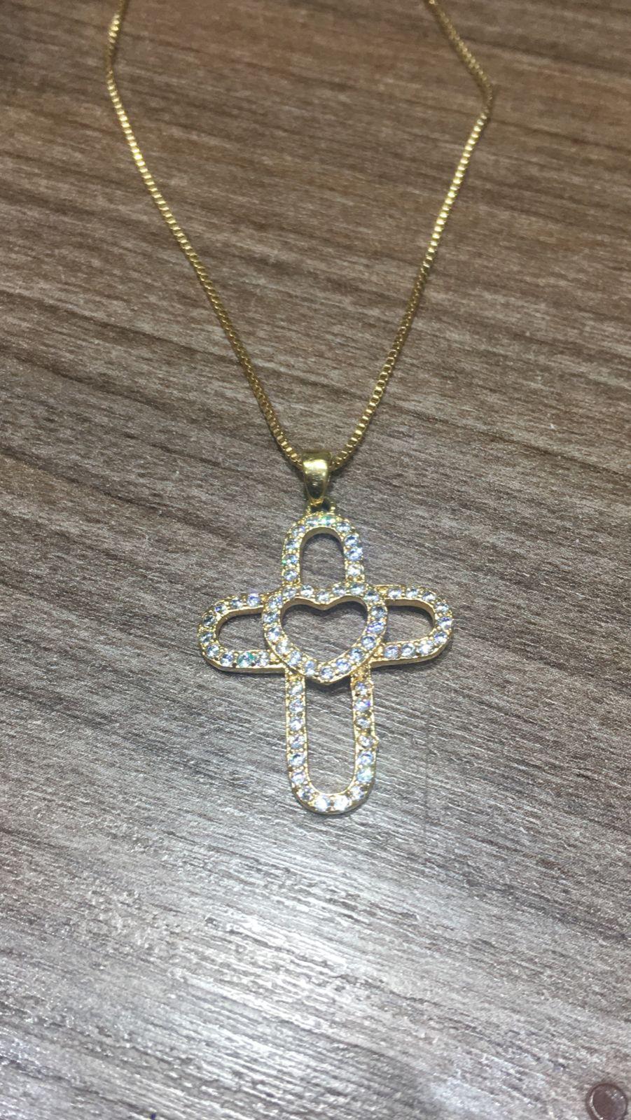 colar cruz com coração cristal
