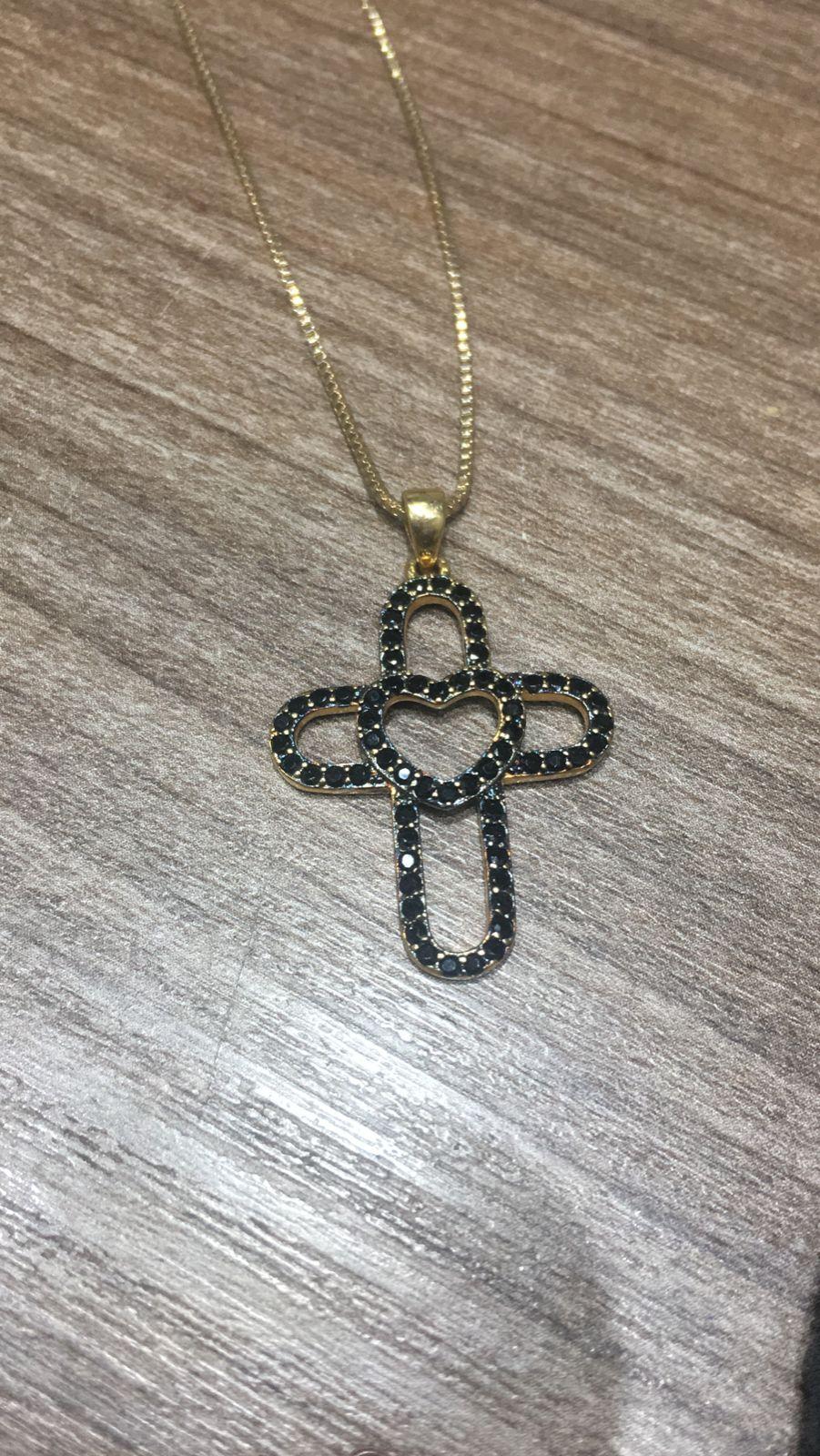 colar cruz com coração cristal preto
