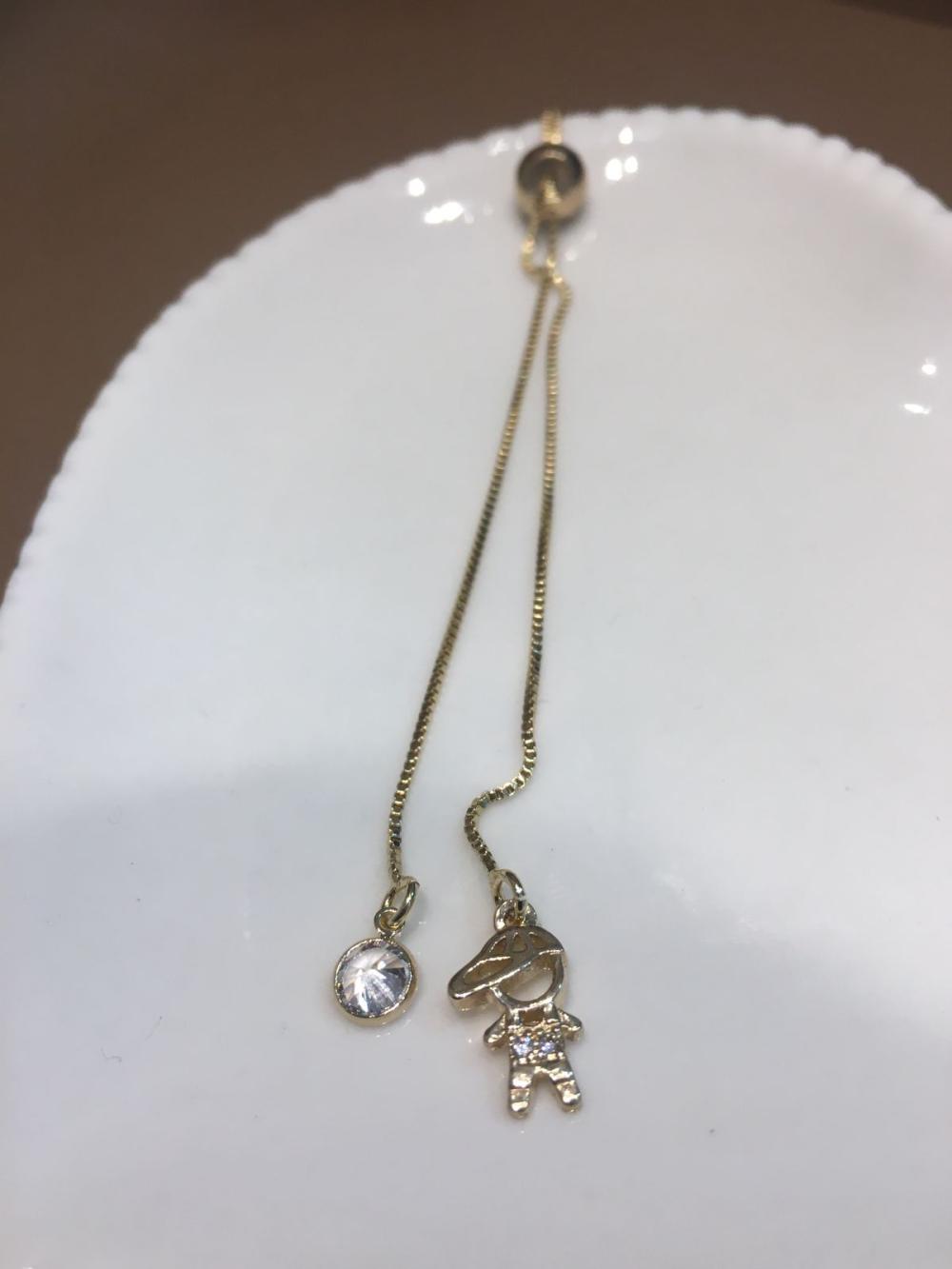 colar gravata, pingente menino e ponto de luz