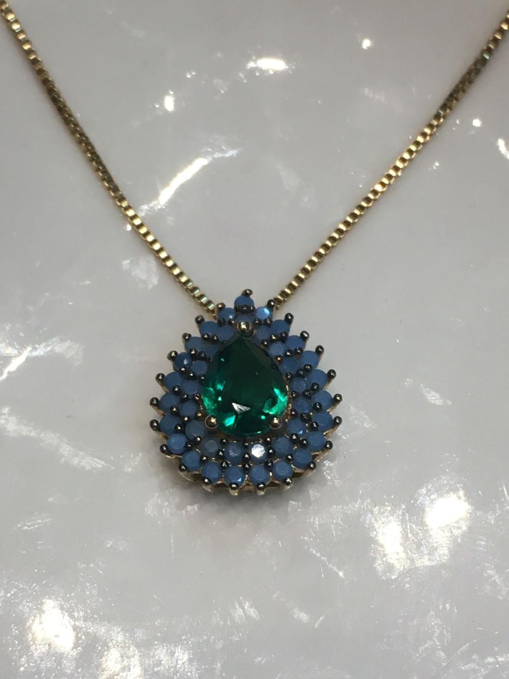 colar pedra verde detalhe azul