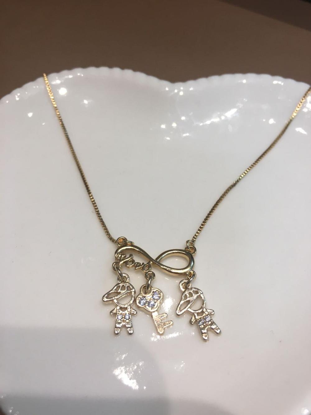 colar vovó com três pingentes, chave e dois meninos