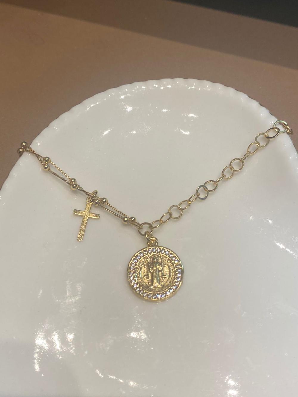 medalha São Bento com pequena cruz