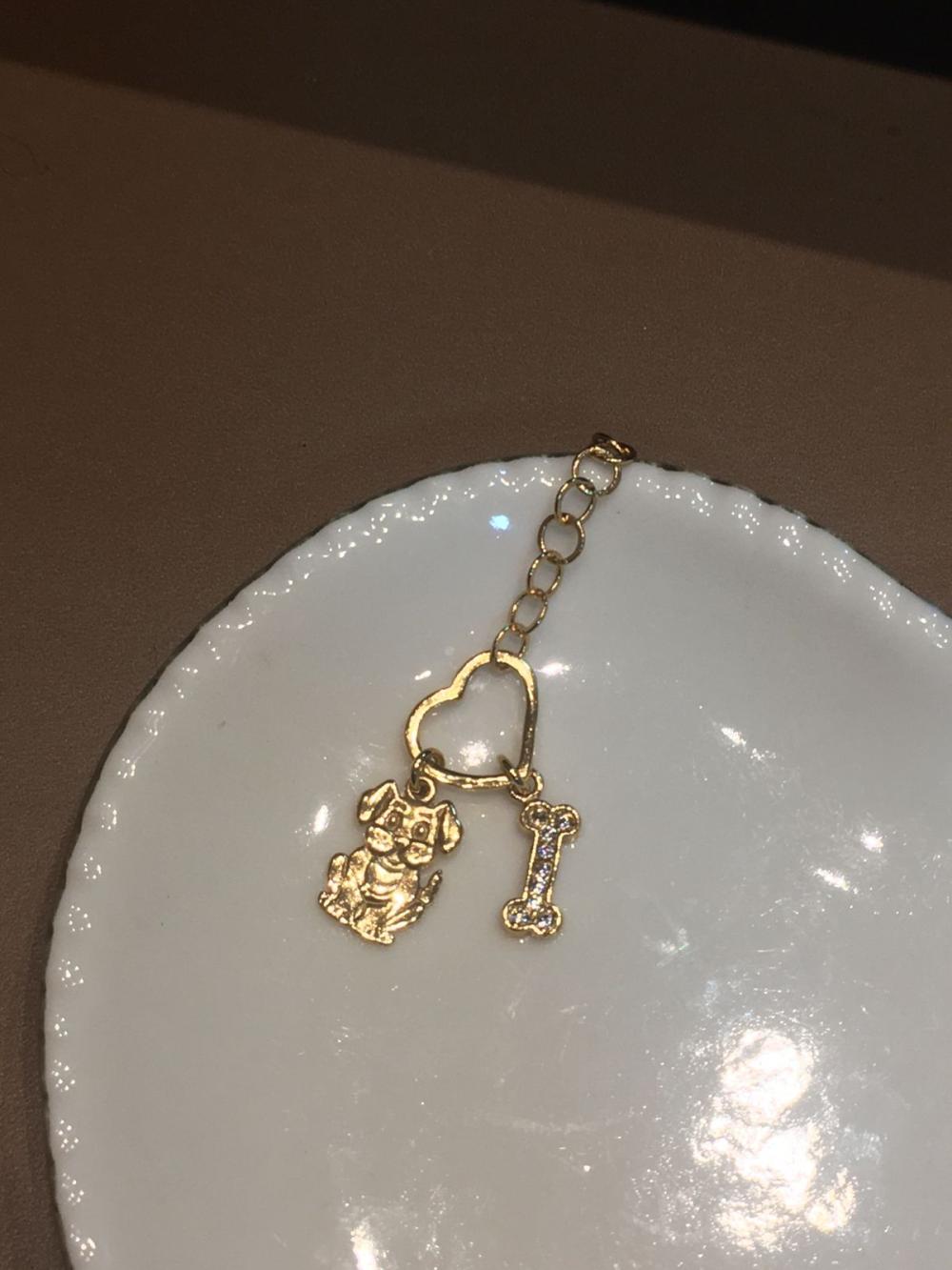 pulseira coração com pingente de cachorro e pequeno osso com cristal