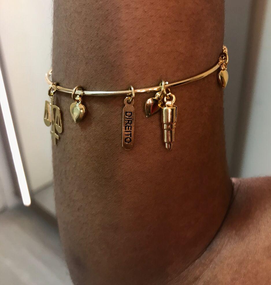 pulseira meia argola, pingentes direito