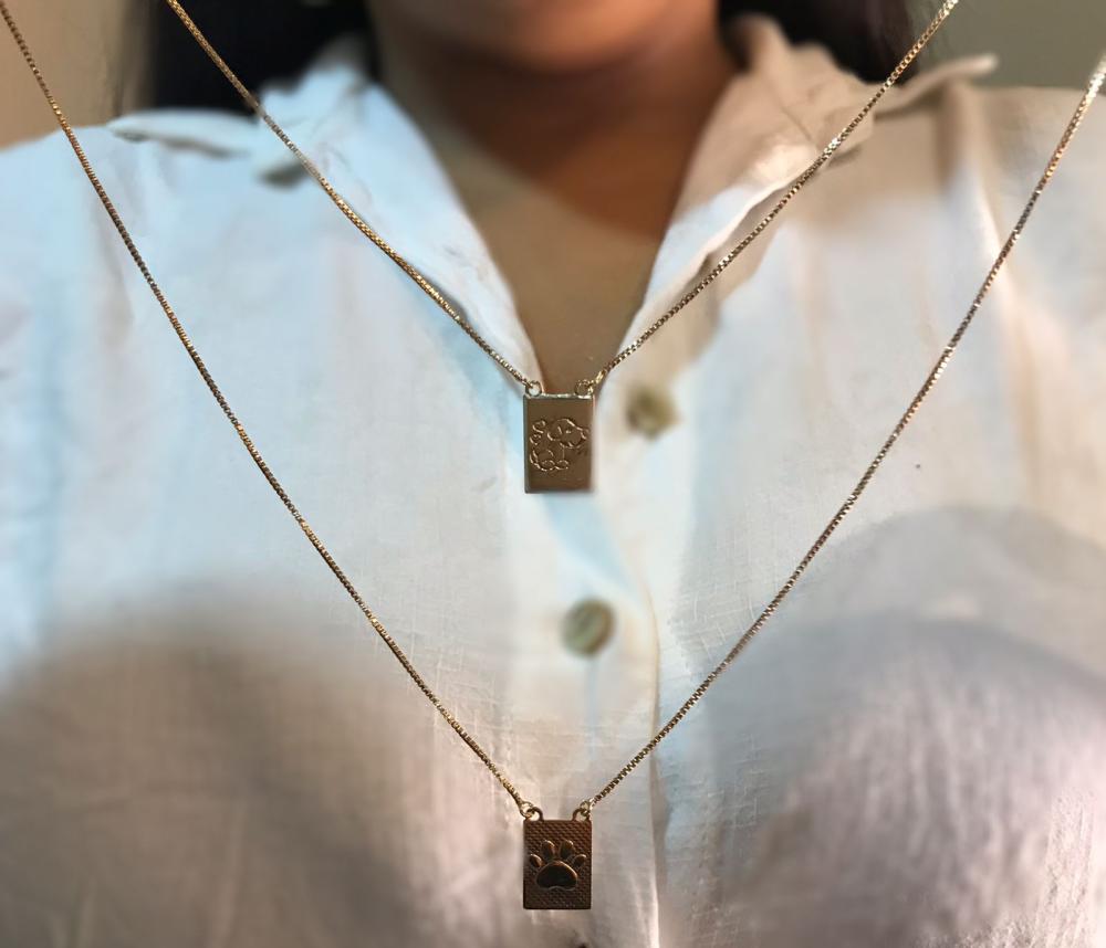 escapulário pata e cachorrinho na veneziana