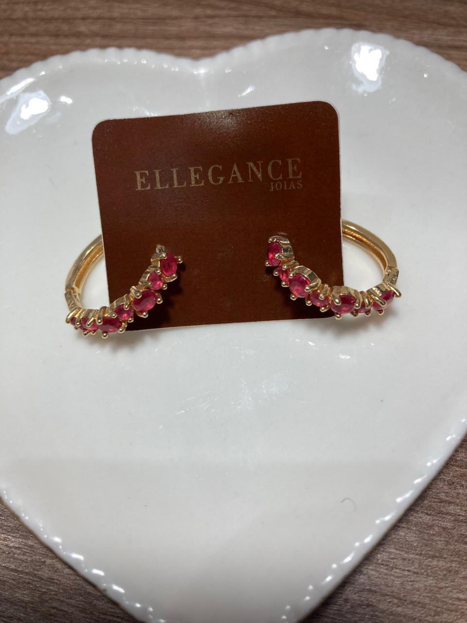 Argola dourada com pedras em rosa