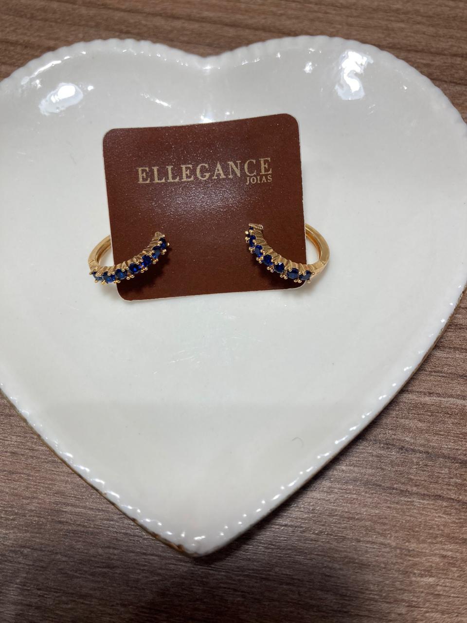 Argola P dourada com pedraria azul escuro