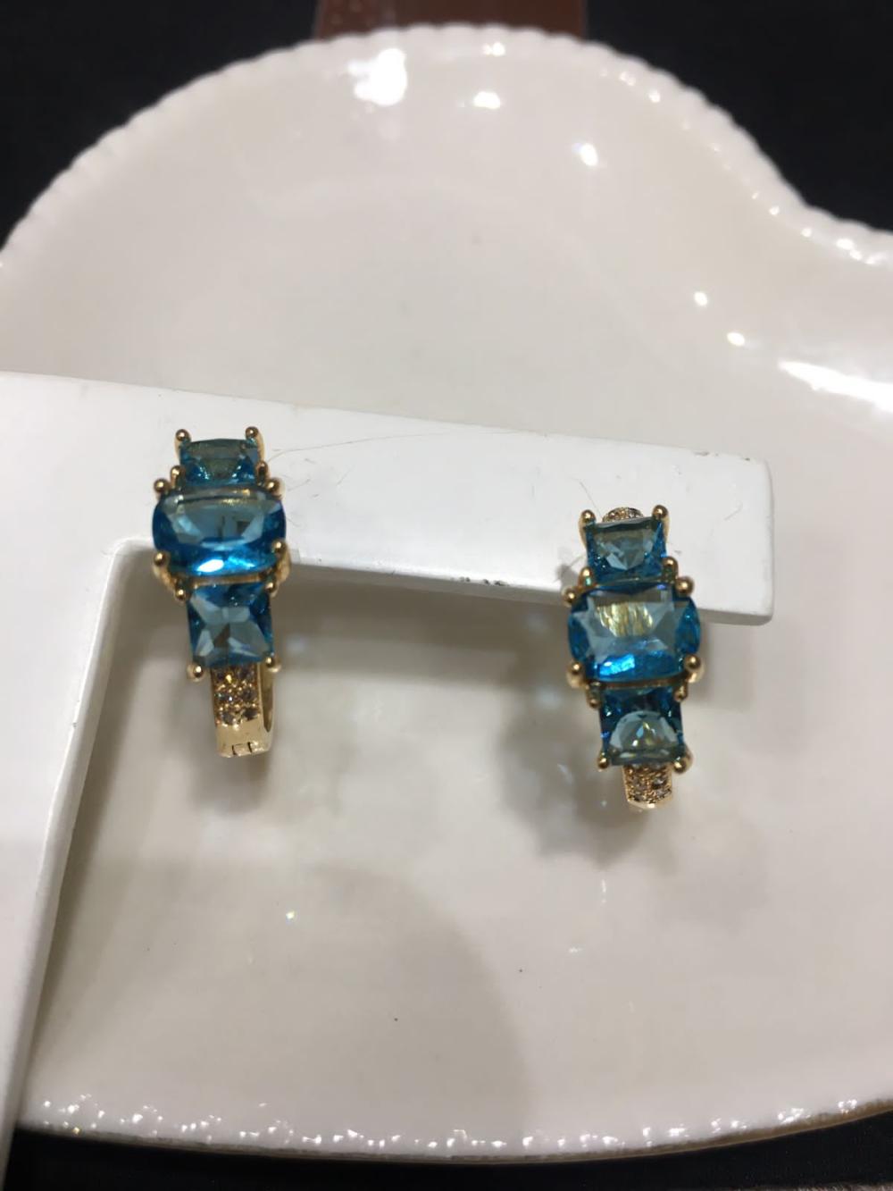 brinco argolinha azul