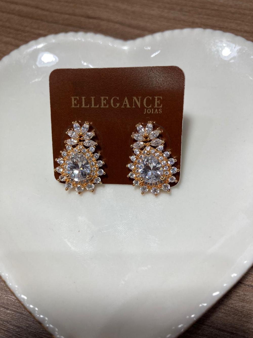 Brinco todo em pedraria dourado