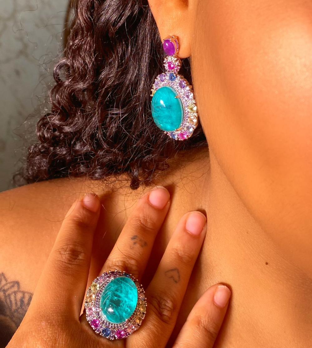 Conjunto cravejado com pedras verdes
