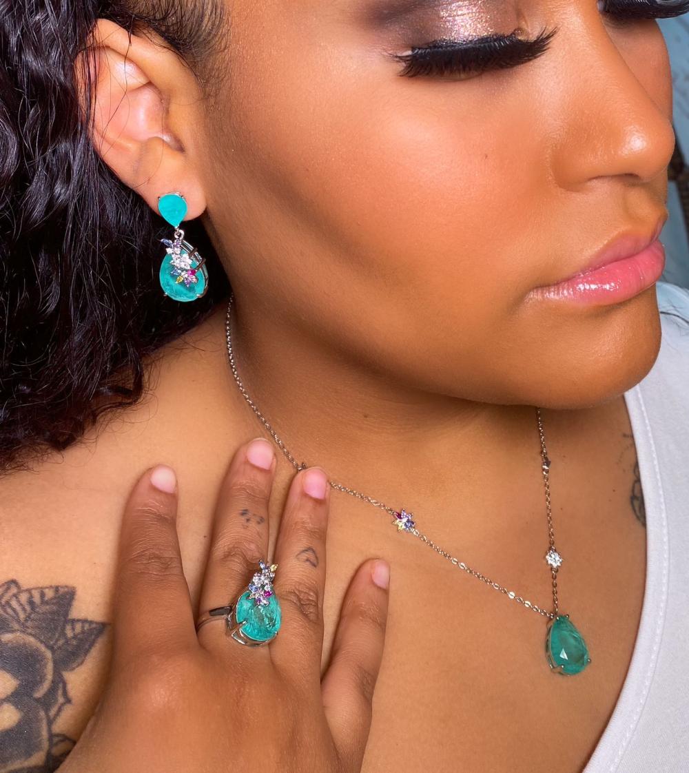 Conjunto em pedraria verde gota