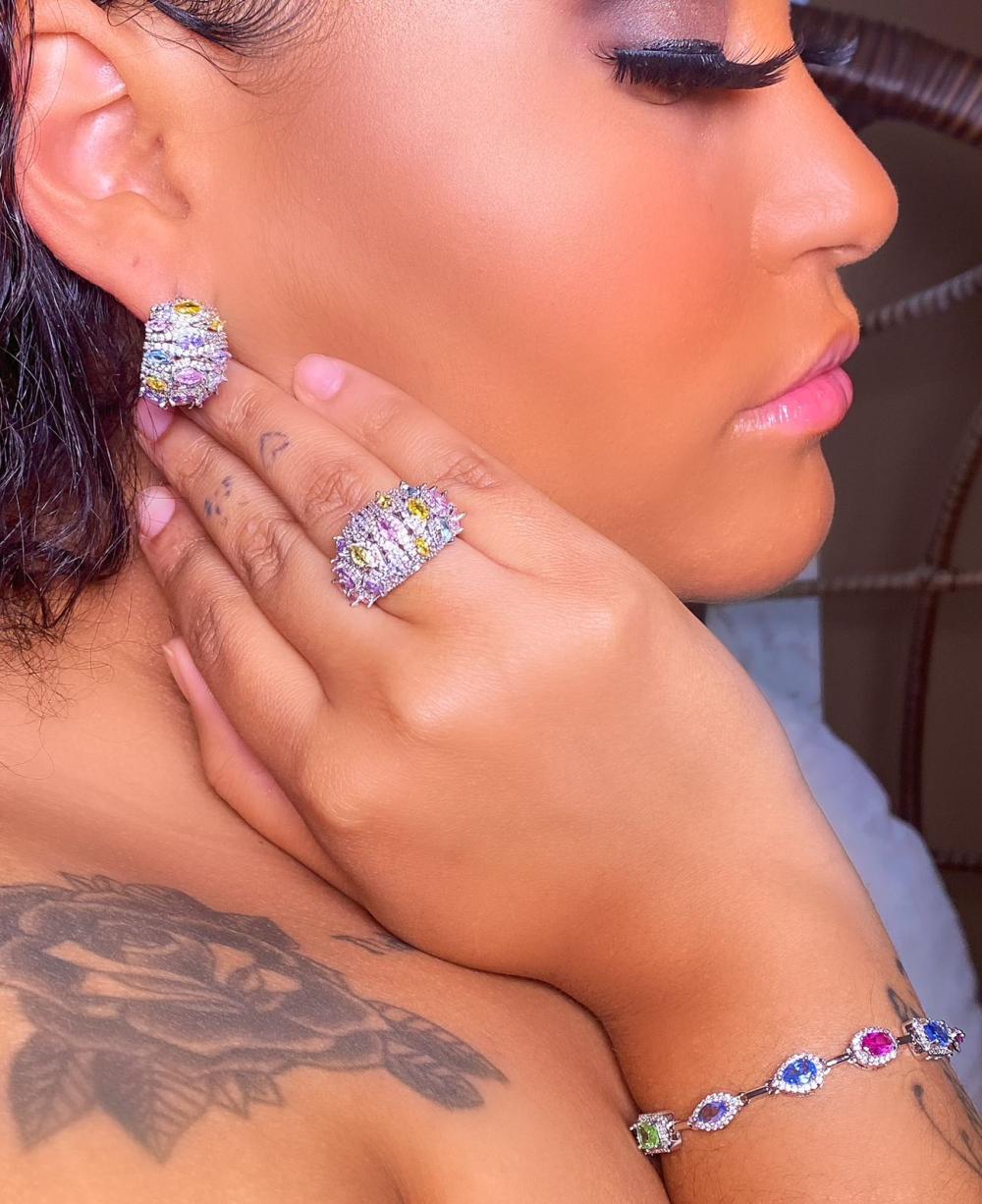 Conjunto em pedrarias coloridas cravejado
