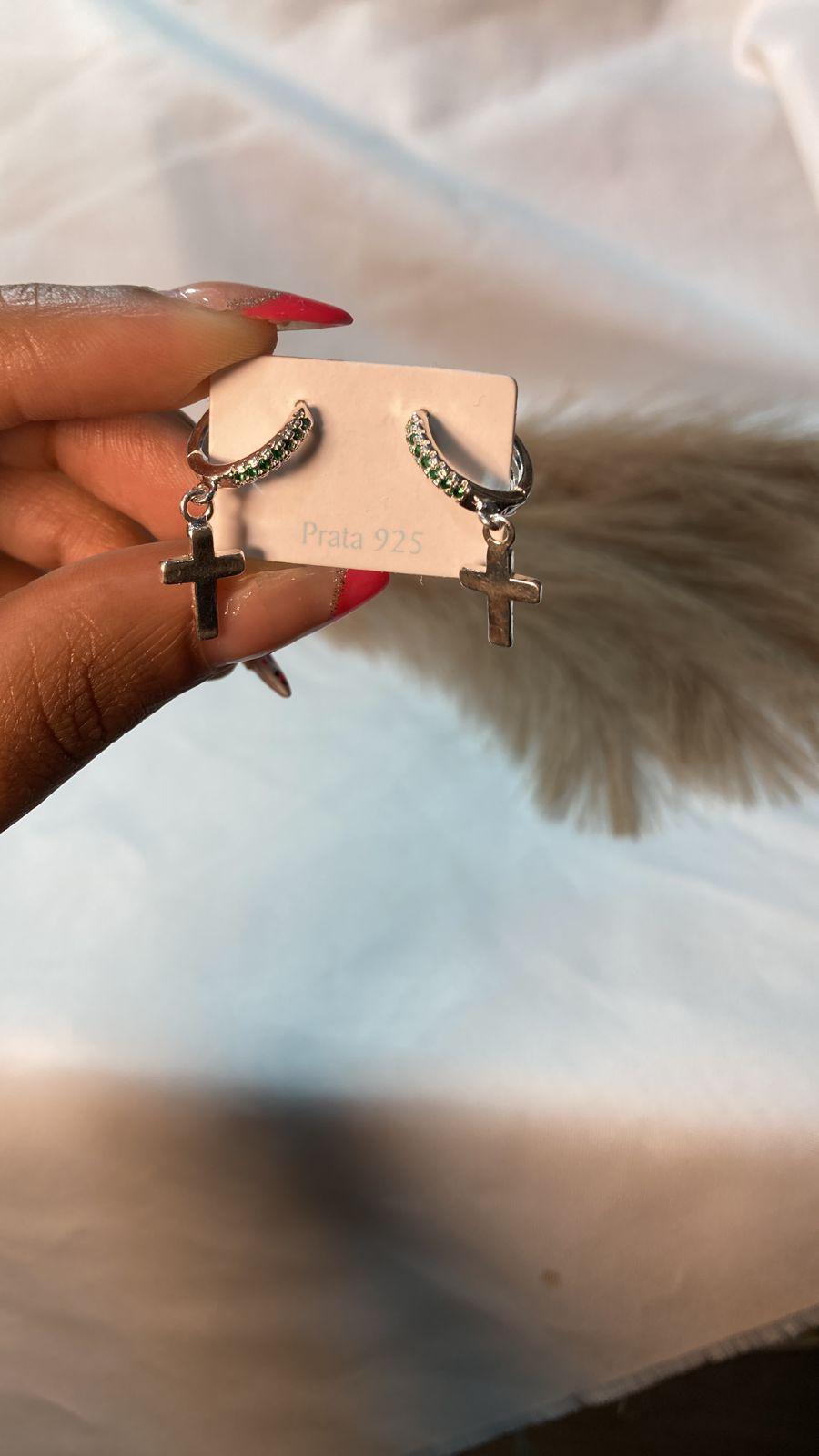 Argola cravejada cruz verde