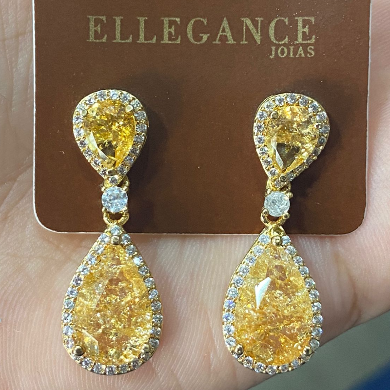 brinco cravejado três garras cristal amarelo