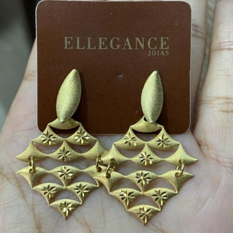 Brinco dourado com detalhes
