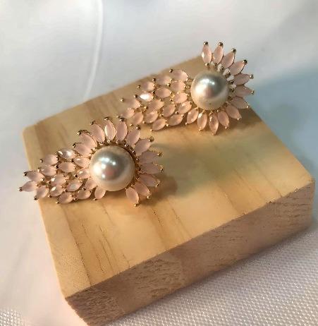 Brinco perola com cristais navete rosa claro