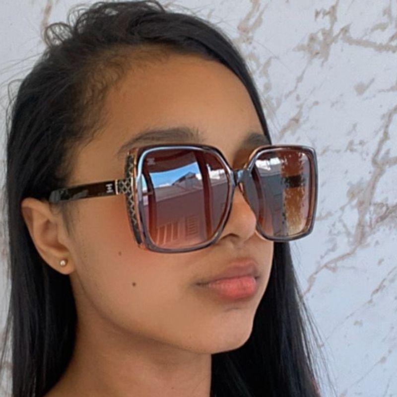 Oculos Marrom Quadrado com Detalhes na Lateral