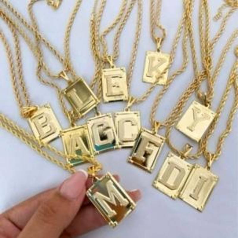 colar com placa letra B no cordão baiano