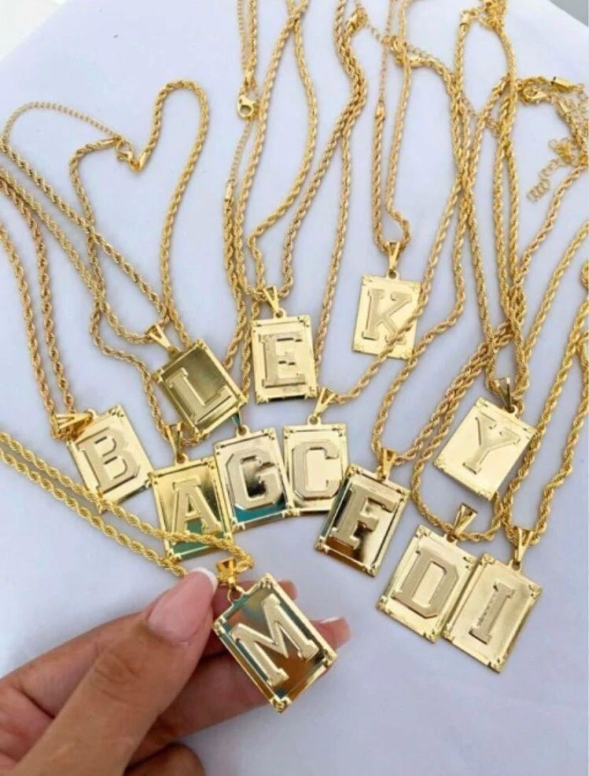 colar com placa letra L no cordão baiano