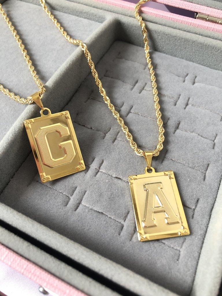 colar com placa letra P no cordão baiano